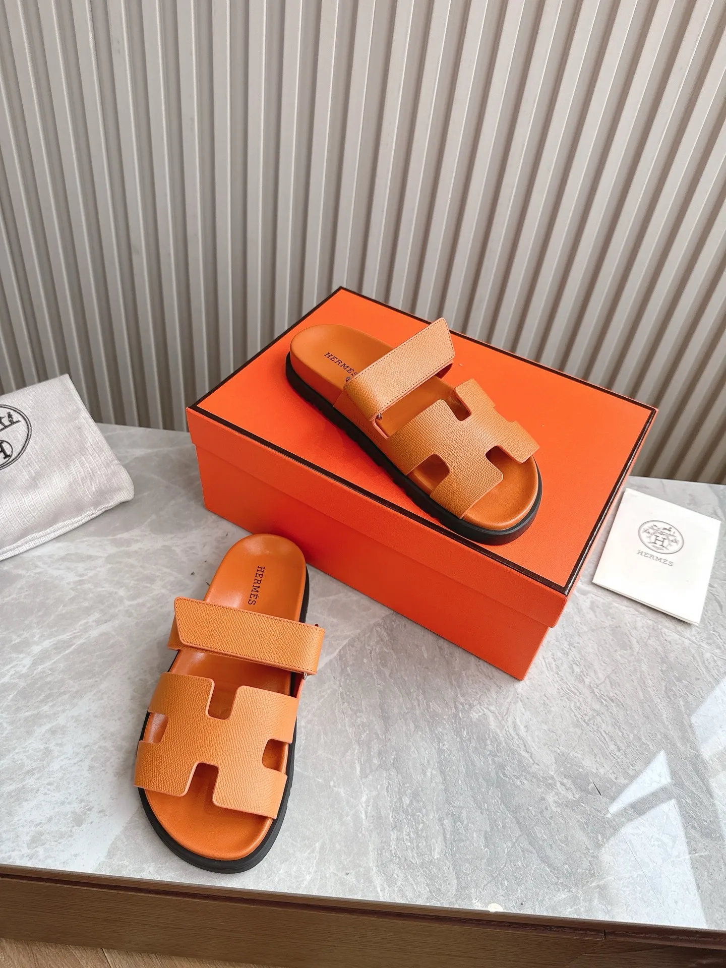 p480🐮🐮Couple model (top version) H family 2024 spring and summer new style HERMES Hermes' recently popular couple model pig nose angle sandals and slippers, paired with various colorful socks, popular. Upper: imported original deerskin (the genuine leather edging is not ordinary super migration). Lining: imported genuine leather. Outsole: Tpu non-slip and wear-resistant outsole. Size: Female 35-42 (40/42 non-returnable and non-exchangeable) Male size: 39-45 (45 non-refundable and non-exchangeable)